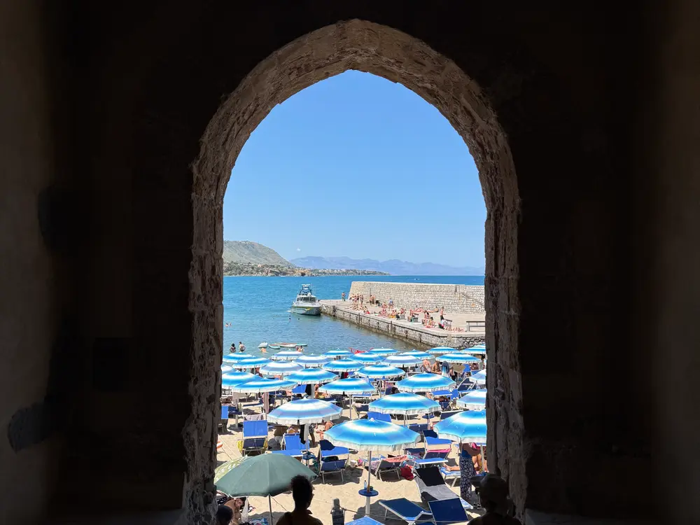 Trip: a stone arch opening onto the beach